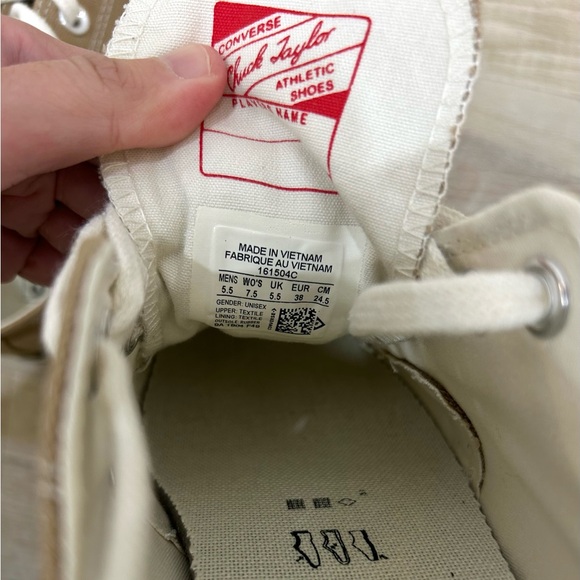 Converse sneakers, size women 7.5. Will ship as soon as CP strike stops - Picture 4 of 4